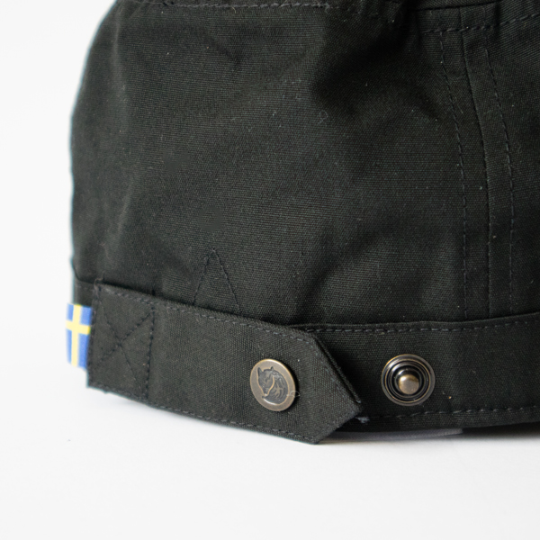 背面のボタンでアジャスト可能 背面のボタンでアジャスト可能