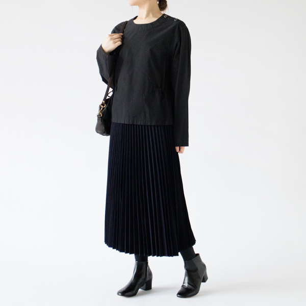プリーツスカートと合わせて上品に(身長162cm・BLACK)