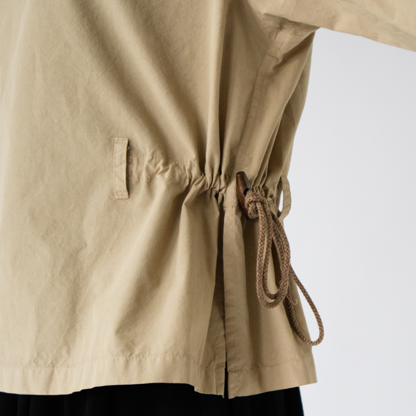 両脇を紐で絞ることができます(BEIGE)