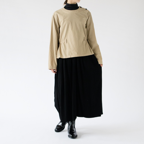 冬はインナーと合わせて着られます(身長162cm・BEIGE)