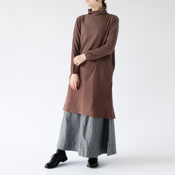 ロングスカートで上品なレイヤードスタイル(AZUKI、モデル身長：162cm)