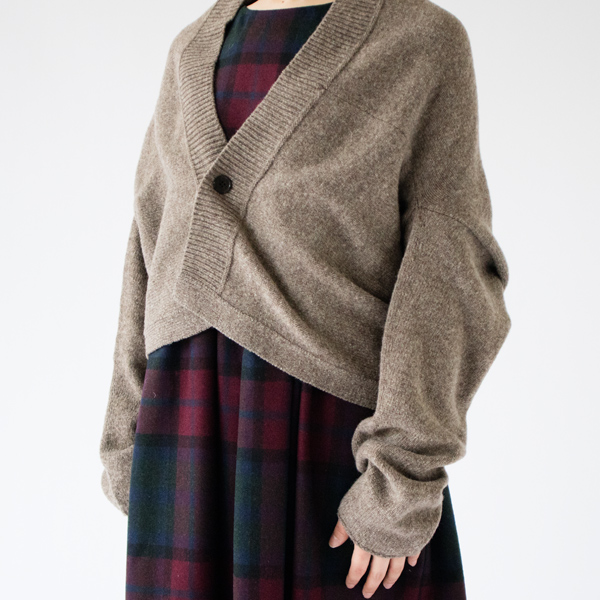 ショールを纏っているような上品なシルエット(G.BROWN、着方2)
