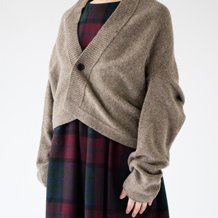 ショールを纏っているような上品なシルエット(G.BROWN、着方2)