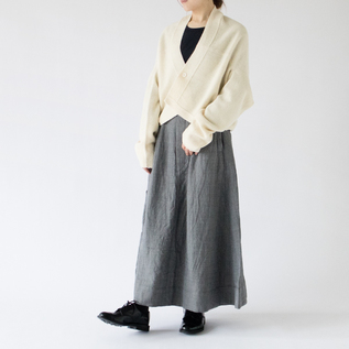 上下を逆に着れば前をボタンで留められます(OFF WHITE、モデル身長162cm、着方2)