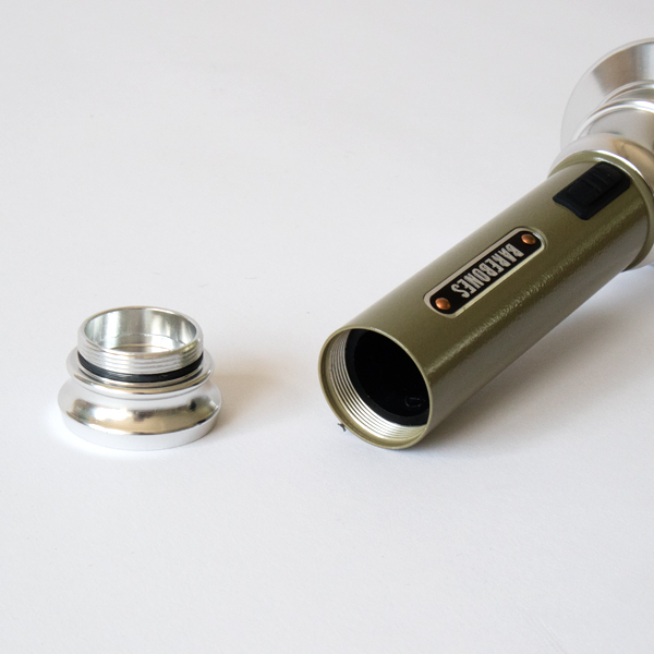 持ち手の中に充電バッテリーを入れて使用できます※充電口はヘッド下に隠れています(OLIVE DLUB)