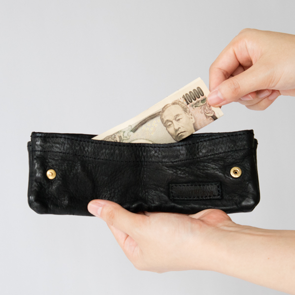 お札は半分にして入れてください(CHARCOAL BLACK)