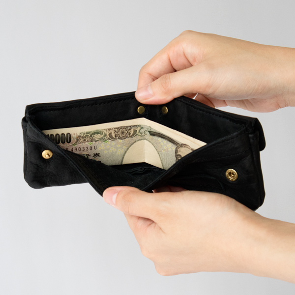 お札の出し入れもしやすいシンプルな仕様(CHARCOAL BLACK)