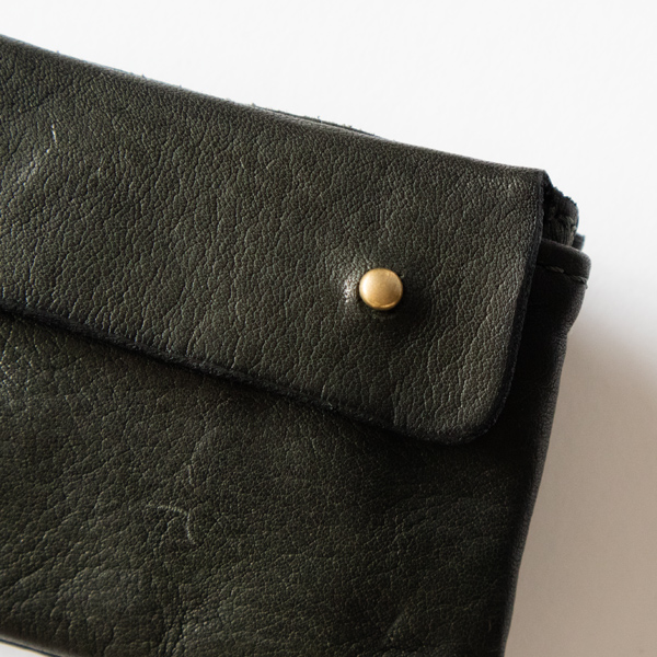 フラップ部分の穴に金具を通すことで開閉出来るシンプルな仕様(OD-MILITARY)