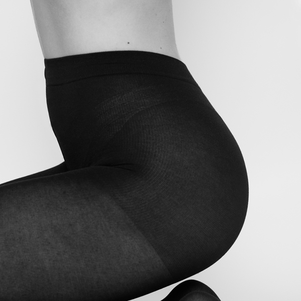 3Dニット機で編むことで、長く穿ける強度、伸縮性、柔らかさを叶えました。