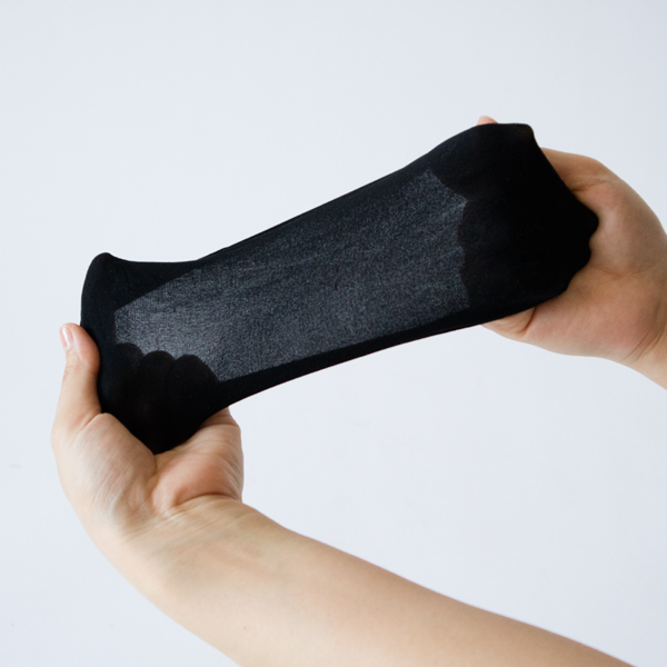 伸縮性のある素材（BLACK）
