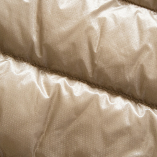 少ないダウンの量で保温性は高く、かつ軽量(BEIGE)