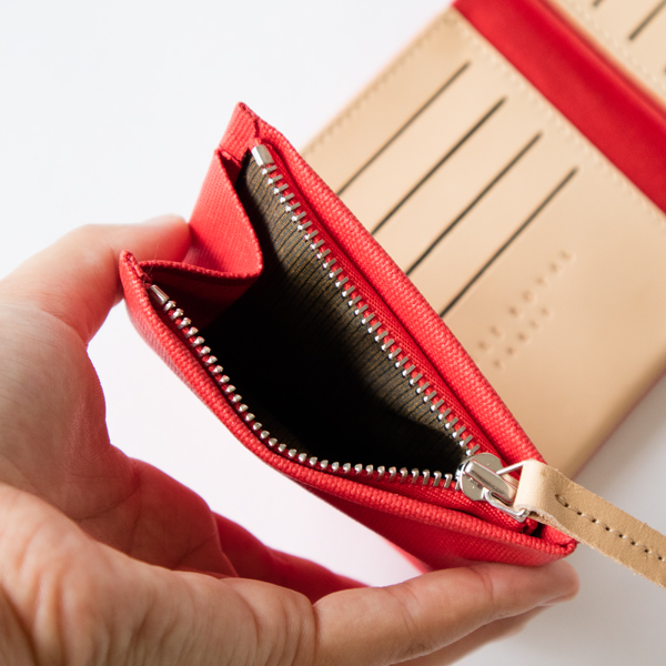 コインポケットが外についており、必要なときにすぐに小銭を取り出せます(RED)