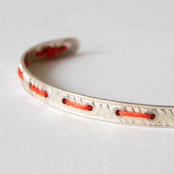 オレンジ色の刺繍糸がアクセント(ref698)