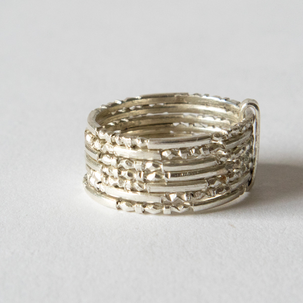 細かい刻みが施されています(ref727)