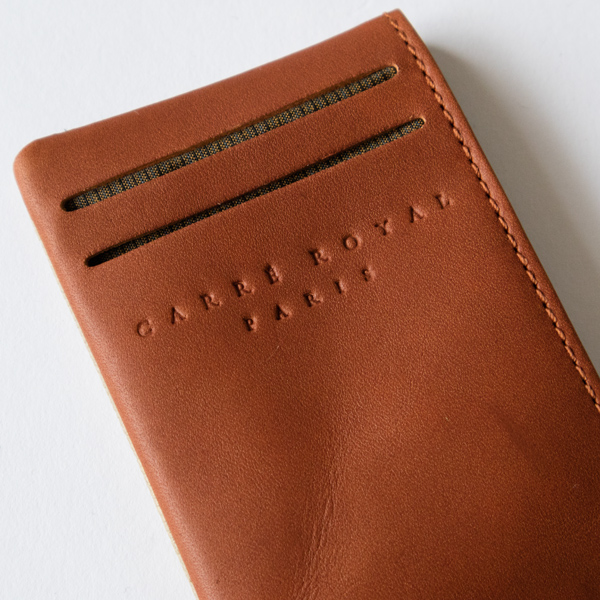 革のマットな質感が落ち着いた印象を生み出しています(BEIGE)