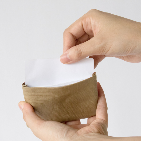 財布に収まらないカード類を収納するのに便利(BEIGE)