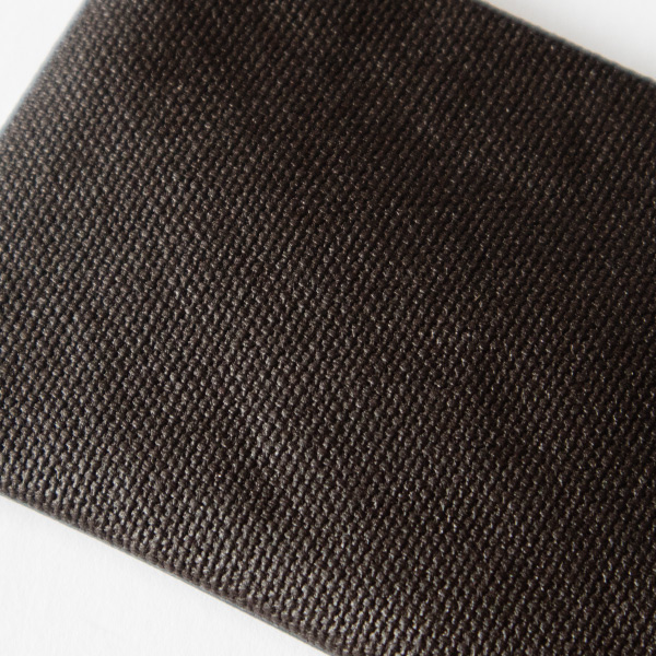 防水樹脂コーティングにより汚れにくい加工が施されています(MARRON)