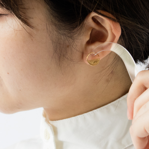 細かく刻まれた文様が目を惹く(GR007)