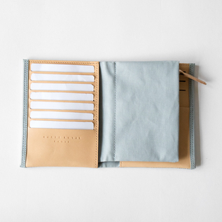10つのカードスロット付き(LIGHT BLUE) 10つのカードスロット付き(LIGHT BLUE)