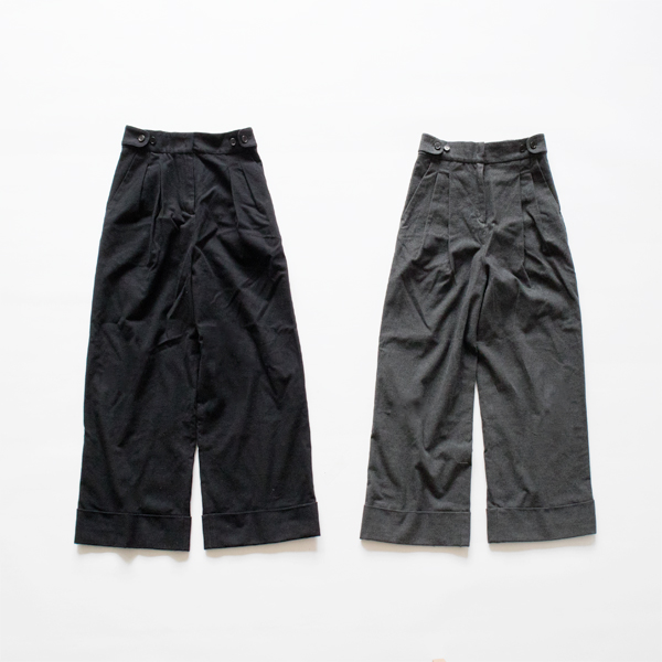 左：BLACK、右：C.GREY