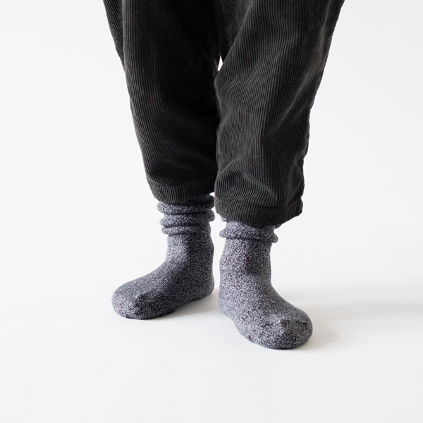 通常の靴下の倍以上の糸を用いています(スモーキーブラック) 通常の靴下の倍以上の糸を用いています(スモーキーブラック)