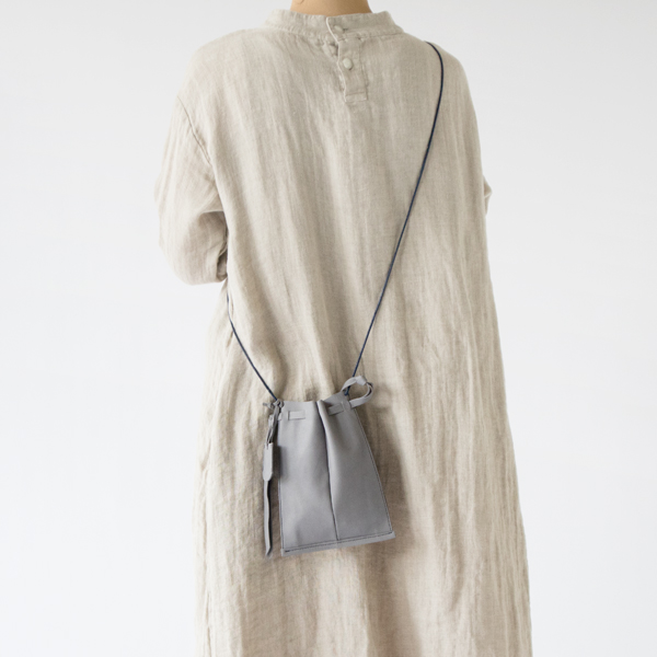 主張しすぎないニュアンスカラーは、合わせる服を選びません