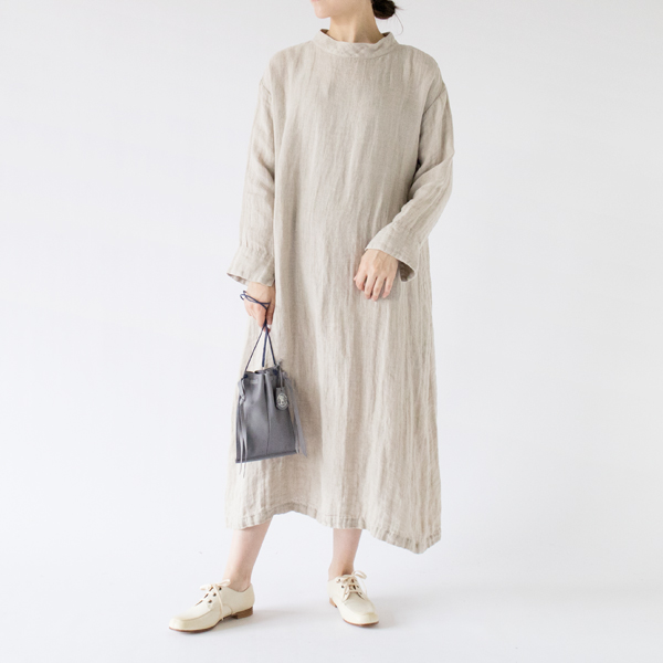 普段使いや旅行先での貴重品入れとして(モデル身長162cm)