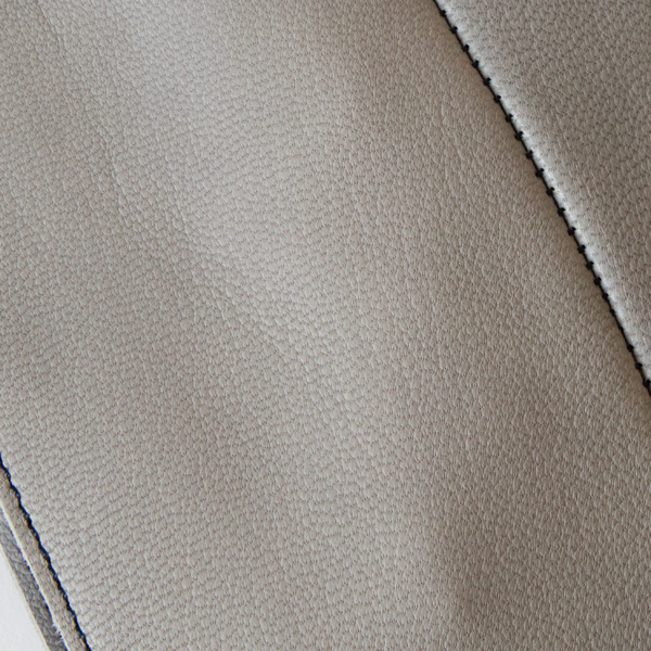 銀面には天然シボが細やかに並びます