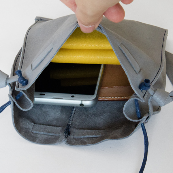 小さめのお財布やスマートフォンなど、必需品がすっと収まるサイズ感