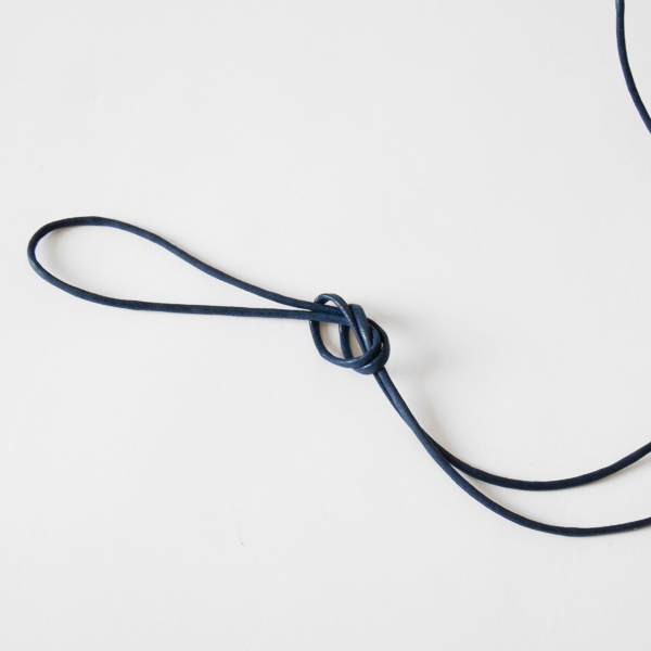 ショルダーは結ぶことで長さ調節が可能です