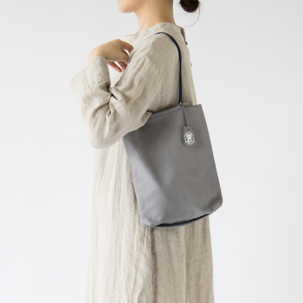 肩掛けも可能です(GREY-NAVY)