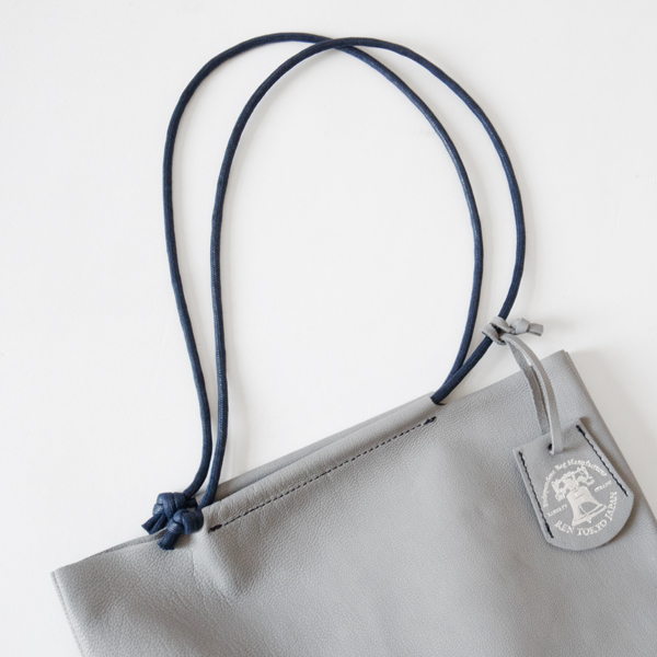 細身のショルダーラインが美しい(GREY-NAVY)