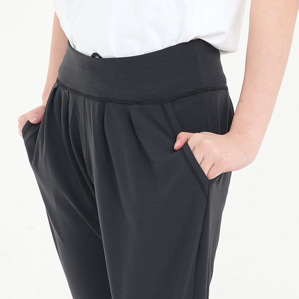 ウエストは紐で調節できます ウエストは紐で調節できます