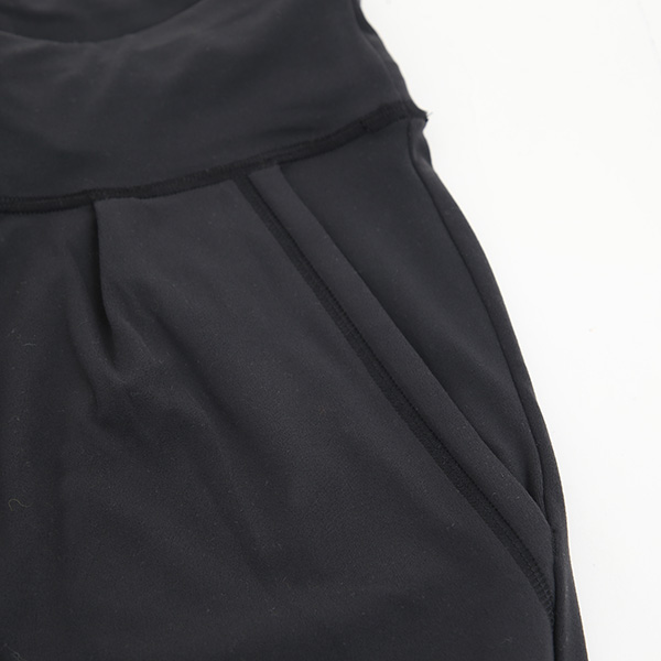 タック使いでゆとりのある腰回り タック使いでゆとりのある腰回り