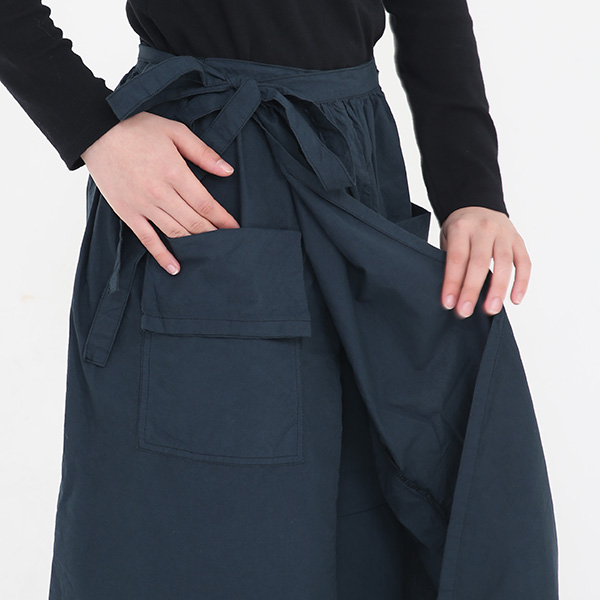 後ろ紐をウエストにくるくる巻いて履くエプロンのようなスカート(NAVY)