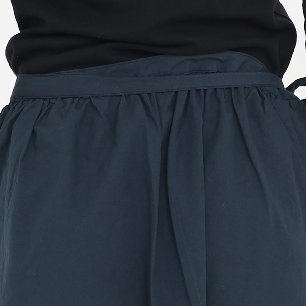 後ろ紐をウエストにくるくる巻いて履くエプロンのようなスカート(NAVY)