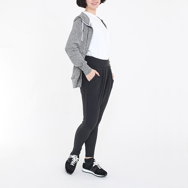 ソフトに腰をフォールドします(M・モデル身長164cm) ソフトに腰をフォールドします(M・モデル身長164cm)