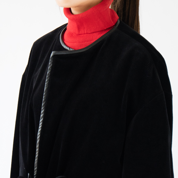 前端と衿ぐりは牛革でパイピングされています 前端と衿ぐりは牛革でパイピングされています