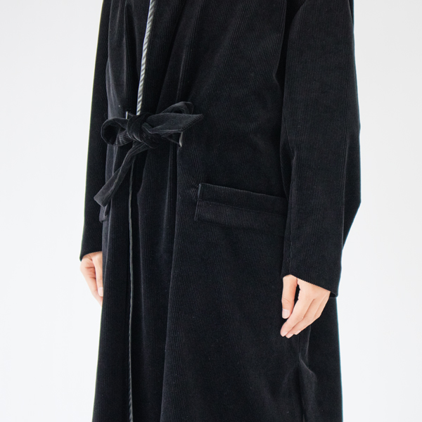 前を閉めたいときは、中央部分にあるリボンを結ぶ仕様 前を閉めたいときは、中央部分にあるリボンを結ぶ仕様