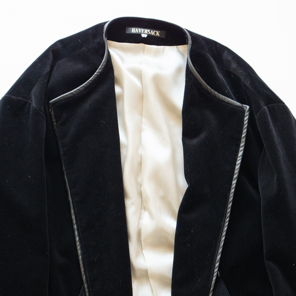 裏地には光沢が美しいキュプラサテンを使用 裏地には光沢が美しいキュプラサテンを使用