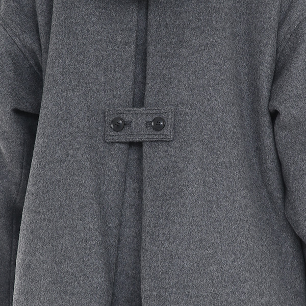 飾りのタブをつけてカジュアルな印象に(TOP GREY)