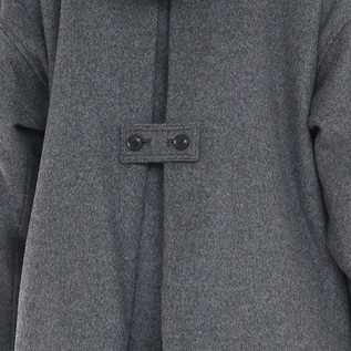 飾りのタブをつけてカジュアルな印象に(TOP GREY)