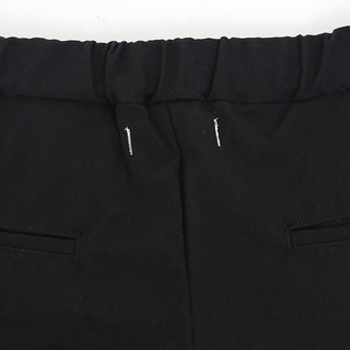 貫通したネームタグ付け糸もデザインポイントです(BLACK)