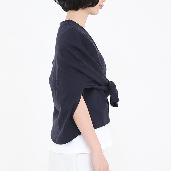 重ね着風の着用方法／モデル身長：164cm (NAVY)