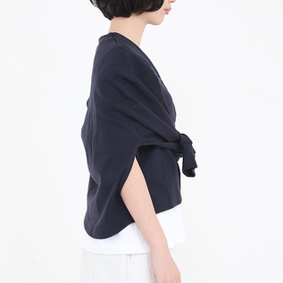 重ね着風の着用方法／モデル身長：164cm (NAVY)