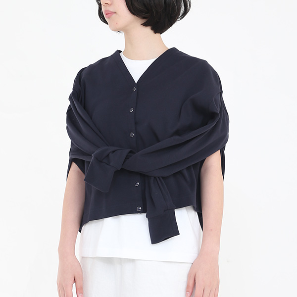 重ね着風の着用方法／モデル身長：164cm (NAVY)