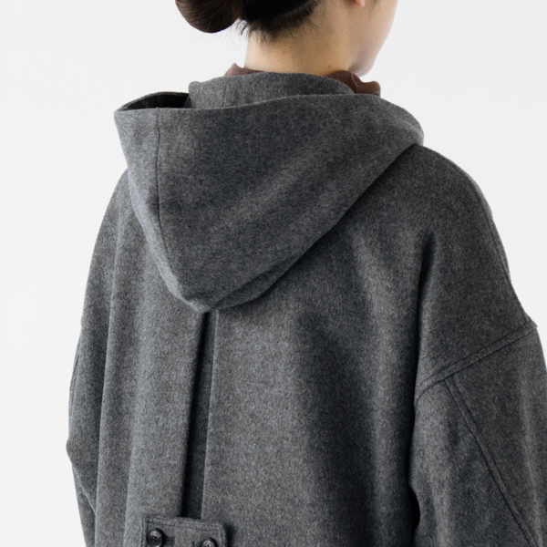 シルエットにこだわった立体的なフード(TOP GREY)