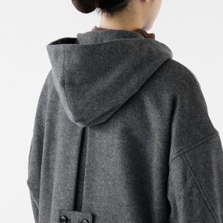 シルエットにこだわった立体的なフード(TOP GREY)