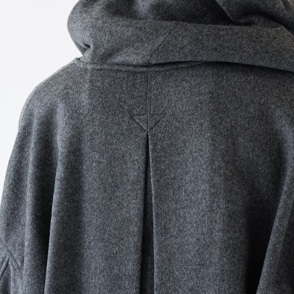 さりげない矢印のステッチもポイント(TOP GREY)