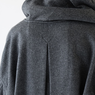 さりげない矢印のステッチもポイント(TOP GREY)